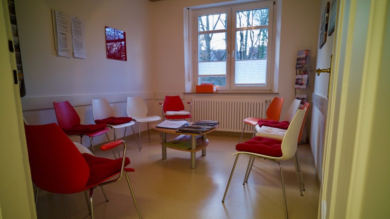 Blick in das Wartezimmer der Arztpraxis Patricia Steinbach